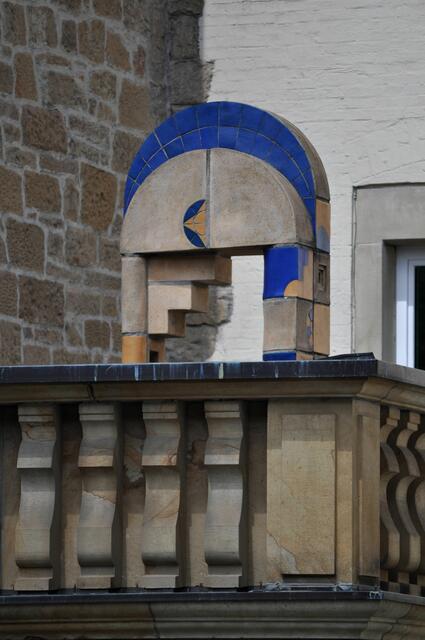 Die Skulptur im Deutschof. Leider ein wenig versteckt auf der Terrasse. | Foto: Daniela Somers