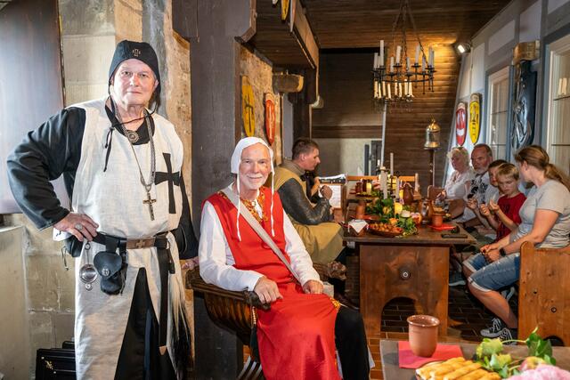 Hermann von Ehrenberg (sitzend) erzählte viel über die Stauferzeit und den Zunftmarkt-Verein.  | Foto: Christiana Kunz
