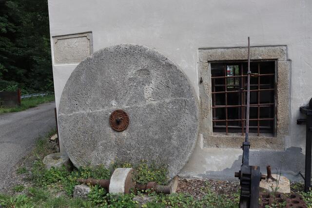 Mühlstein bei der Hammerschmiede | Foto: Marga Specht