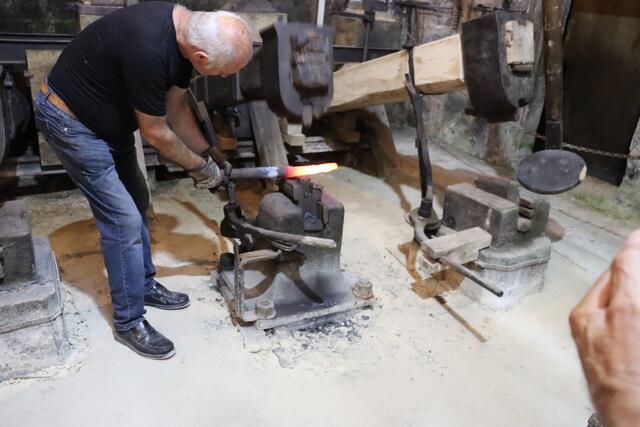 Bearbeitung des glühenden Eisens | Foto: Marga Specht