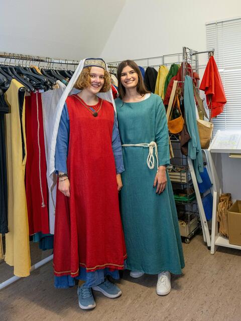 Mona Gugler und Jasmin Hahn haben sich mittelalterliche Kleider angezogen. | Foto: Christiana Kunz