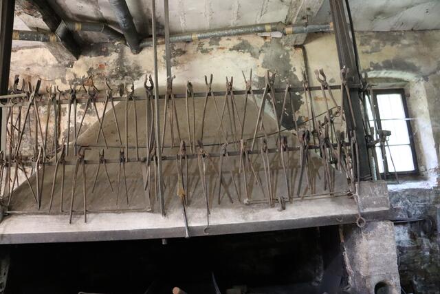 Zangen zur Bearbeitung von glühendem Eisen | Foto: Marga Specht