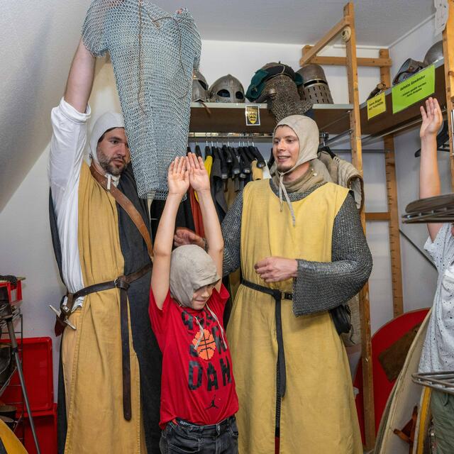 Das Ein- und Auskleiden ist nicht einfach. | Foto: Christiana Kunz