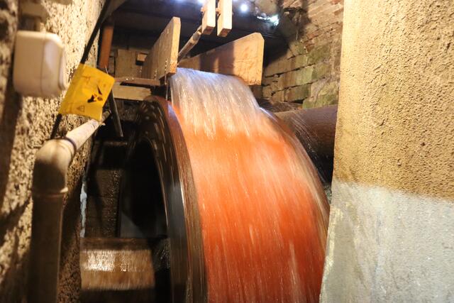 Wasserrad im Inneren der Hammerschmiede | Foto: Marga Specht