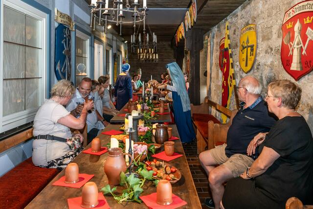 Toll hergerichtete Tische erwarteten die Gäste des Lesersommers. | Foto: Christiana Kunz