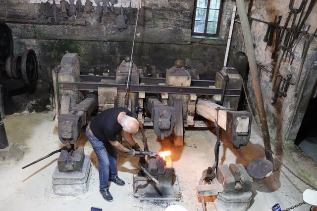 Bearbeitung von glühendem Eisen, durch von der Gronach angetriebenen
Hammer | Foto: Marga Specht