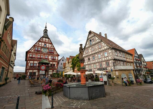 Sehenswerter Marktplatz von Besigheim mit malerischem Brunnen und Rathaus. | Foto: Isolde Reitz