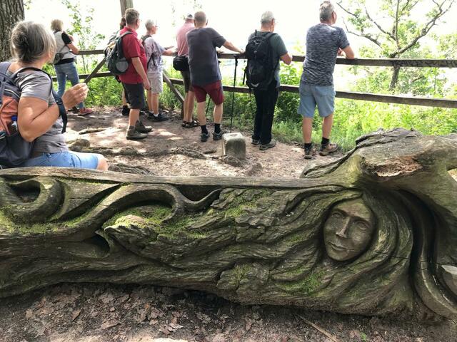 Und das hier ist ein toller Platz für eine wohlverdiente Pause. 
Die Bank ist wunderschön gestaltet.  | Foto: Monika Krammer