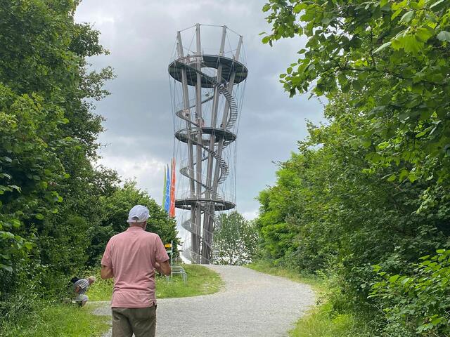 Und das ist der Blick auf den Schönbuchturm - der sieht doch eigentlich wie ein Kunstwerk aus.
Die Gruppe hat allerdings den Turm nicht besucht - nur zwei unermüdliche Wanderer.  | Foto: Beate Bonte