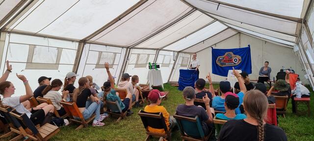 Das Kamerateam veranstaltete eine witzige Rettungsshow | Foto: Fototeam des Zeltlagers