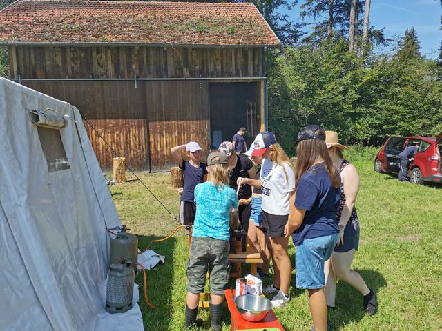 In kleinen Gruppen kochte jedes Team sich sein Mittagessen an einem Tag selber | Foto: Fototeam des Zeltlagers