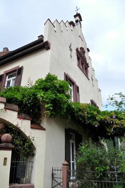 Wieviel vom alten Schloss noch vorhanden ist kann man auf einer Erklärungstafel sehe. Aber vorstellen kann ich es mir trotzdem nicht. Da man ja nicht alles einsehen kann. | Foto: Daniela Somers