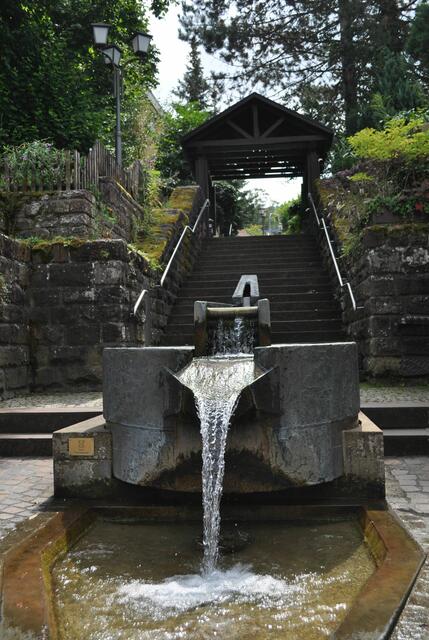 Der Kandelschussbrunnen. Der Kandelbach wird aus zwei Quellen gespeist und schoss hier mit hoher Geschwindigkeit in einen Trog. Daher der Name Kandelschuss. 1930 wurde der Bach kanalisiert. Im Zuge der Altstadtsanierung durfte er dann wieder oberirdisch seinen Weg durch die Gasse fortsetzen. | Foto: Daniela Somers