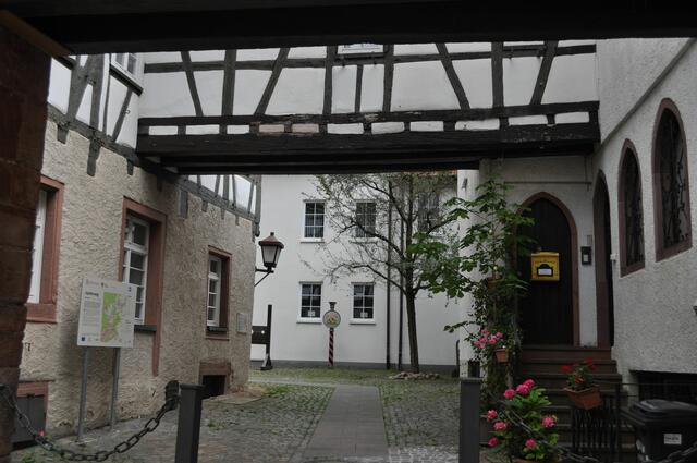 Blick zurück in den Innenhof. Und jetzt gehts zur Spitalkapelle | Foto: Daniela Somers