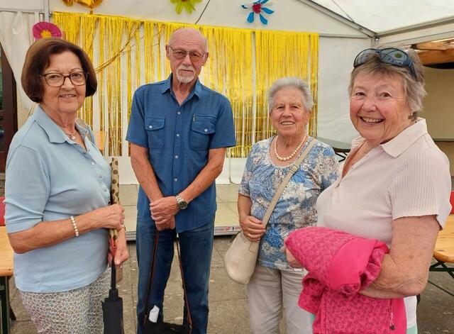 Vorm goldenen Vorhang treffen sich die Kneippianer besonders gerne zum Gedankenaustausch! | Foto: Foto privat