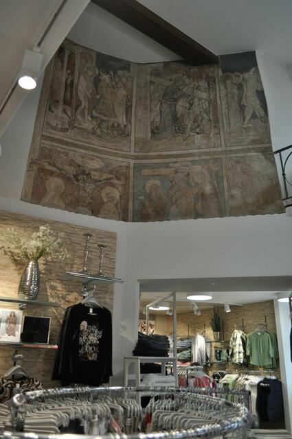 Skurril. Hier trifft sich Kirche und Mode. Schon Ende 19./Anfang 20. Jh. wurde die Kapelle umgenutzt zum Geschäftslokal.  | Foto: Daniela Somers