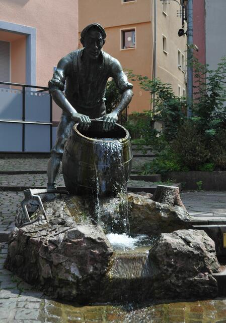 Kiwwelschisserbrunnen. Während im Umland die Menschen noch ihr Geschäft auf dem Misthaufen verrichteten, waren die Mosbacher schon soweit, dass sie einen Kiwwel dafür benutzten. Das brachte ihnen ihren Spitznamen ein. | Foto: Daniela Somers