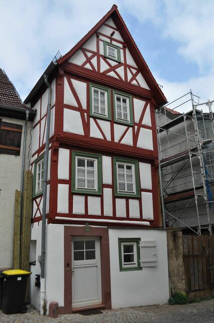 Wohnhaus mit Werkstattgebäude.  Kern wohl 16./17. Jh. Über der Tür steht die Jahreszahl 1822. Auch hier sieht man deutlich wie eng es zur damaligen Zeit im Stadtkern zuging. | Foto: Daniela Somers