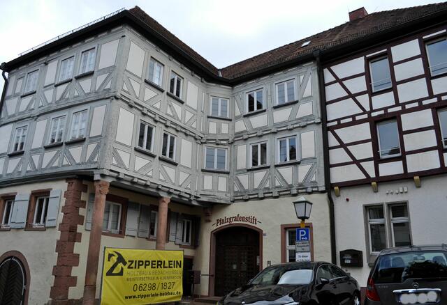 Pfalzgrafenstift. Diesem Fachwerkhaus, dass ehemals ein gutbürgerliches Stadthaus war, sieht man nicht an was es im Inneren birgt. Noch bis vor kurzem war es ein Altenstift. Nun nagt der Zahn der Zeit daran und es muss dringend saniert werden. | Foto: Daniela Somers