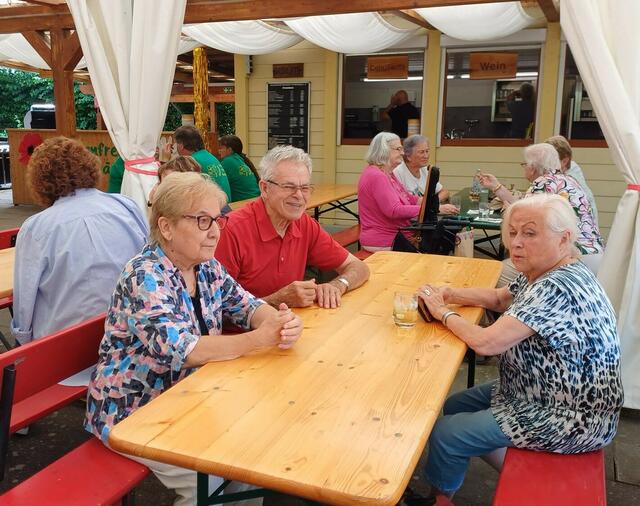 Nach gutem Essen und Trinken noch "schwätze" ist immer eine gute Sache, die die Kneippianer und auch die Vereinsmitglieder in Garten-grün gerne wahrnehmen. | Foto: Foto privat