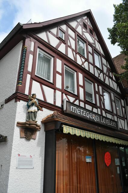 Dieses Gebäude wurde 1710 für den Scharfrichter und Wundarzt Johann Martin Wiedmann erbaut. Normalerweise durften die Scharfrichter nicht im inneren Bezirk der Stadt wohnen. Aber da er zusätzlich auch Wundarzt war, konnte er wohl auch hier sein Haus bauen. An der Fassade sieht man eine Nepomukfigur von 1759. | Foto: Daniela Somers