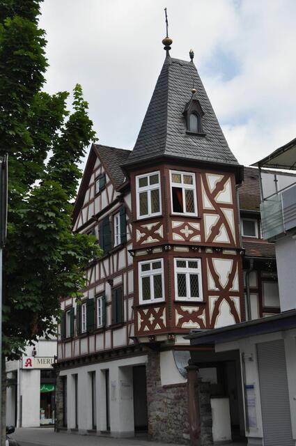 Dieses Fachwerkhaus mit dem turmartigen Schmuckerker mit französischer Steilhaube und historisierenden Zierfachwerk finde ich auch außergewöhnlich. Erbaut wurde es um 1800. Aber erst um 1908 wurde das Gebäude durch den Erker ergänzt.
 | Foto: Daniela Somers