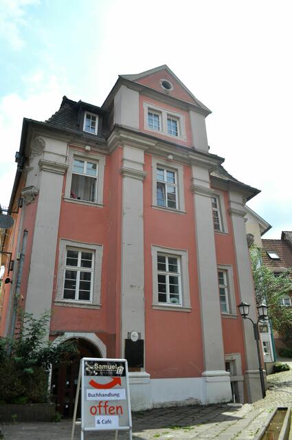 Mal kein Fachwerkbau. Das alte Schulhaus.Ein zweigeschossiger, verputzter Barockbau mit Mansarddach. Erbaut um 1730. | Foto: Daniela Somers