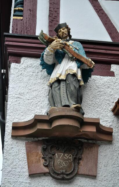 Die Nepomukfigur. Wahrscheinlich ein Hinweis auf den einst durchfließenden Bachlauf an der Entengasse. | Foto: Daniela Somers