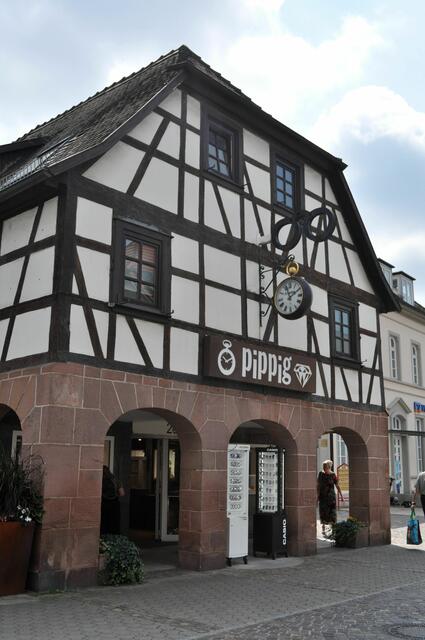 Wohn- und Geschäftshaus. Ein zweigeschossiges Giebelhaus unter
Halbwalmdach, erbaut 18./19. Jh. wahrscheinlich unter der Verwendung eines Vorgängerbaus. Ich finde die Arkaden passen gut zum Fachwerk. | Foto: Daniela Somers