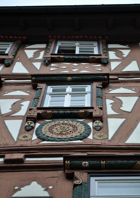 Blumenornamente, Neidköpfe und reich verzierte Fensterleibungen. | Foto: Daniela Somers