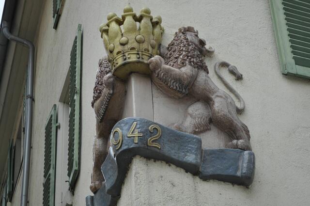 Diese Löwen, die eine Krone tragen, gehören zum ehemaligen Gasthaus Krone, dass neben dem Rathaus steht. Erbaut wurde das Haus 1840. Die Löwen sind aber erst seit 1942 an der Ecke angebracht. | Foto: Daniela Somers