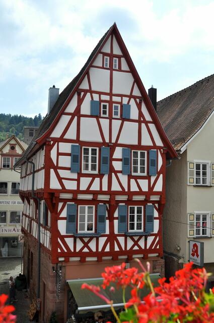 Das Salzhaus. Dieses ehemalige Händlerhaus wurde 1424/1425 errichtet und im 18. Jh. massiv erneuert. Wie der Name vermuten lässt, wurde hier früher Salz gelagert. Zudem hat es am Eingangsbereich eine Mesusa (Einkerbung für Schriftkapsel). Und ist somit ein Zeugnis der jüdischen Gemeinde in Mosbach. | Foto: Daniela Somers