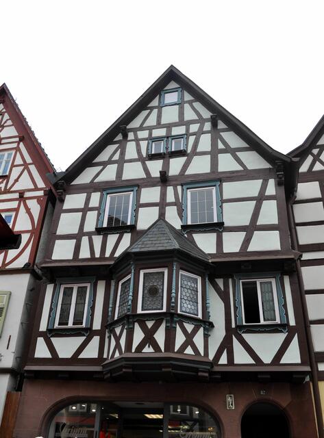 Wohnhaus mit Laden, ehem. Gasthaus Engel. Ein Hingucker ist der polygonale Erker mit gedrechselten Eckpfeilern. Errichtet im 18 Jh. der Erker wurde aber vermutlich erst im späten 19 Jh. ergänzt. | Foto: Daniela Somers