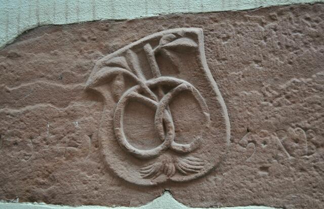 Wappenstein mit Brezel von 1545. Hier wohnte und arbeitete also der Bäcker. Das Haus selbst habe ich nicht fotografiert.  | Foto: Daniela Somers