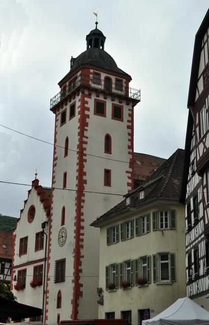 Das Rathaus. Auf den Grundmauern einer ehemaligen Kirche aufgebaut. Der Turm misst 34 Meter. | Foto: Daniela Somers