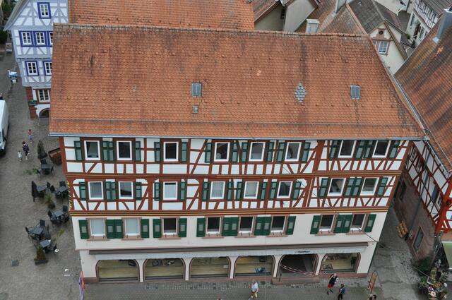 Blick auf ein Wohn-und Geschäftshaus. Ein viergeschossiges Traufenhaus. Einige Teile des Hauses gehen auf das Jahr 1621 zurück. Danach gabs aber einige Umbauten. | Foto: Daniela Somers