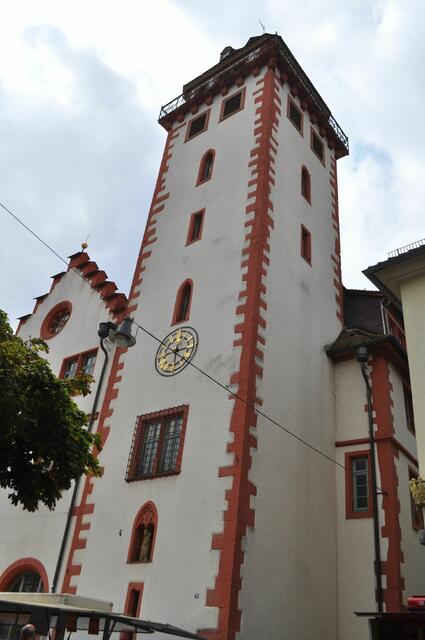 Ab dem Fenster mit dem Rundbogen wurde der Turm neu aufgebaut. Und da gehts jetzt hoch. | Foto: Daniela Somers