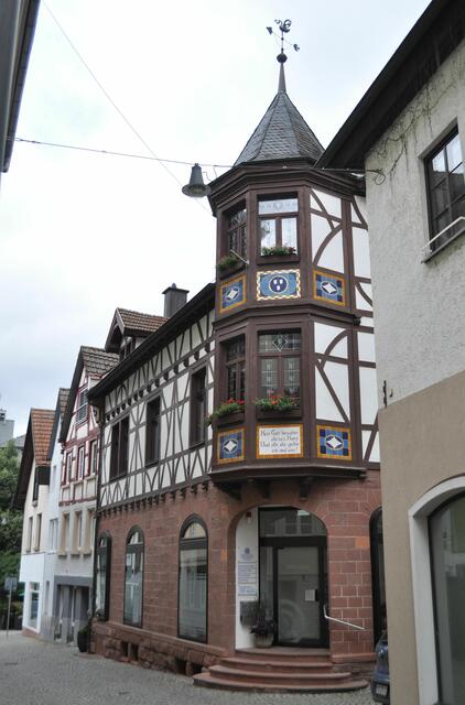 Der zweigeschossige, polygonale Fachwerkerker mit Majolikakacheln in den Brüstungen ist ein echter Hingucker. Früher war Mosbach auch für seine Fayence Manufaktur bekannt. | Foto: Daniela Somers