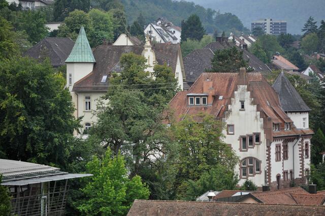 An diese Gebäude kann ich mich nicht errinnern. Zwei historische Villen? Das alte Schloss sah von unten anders aus. | Foto: Daniela Somers