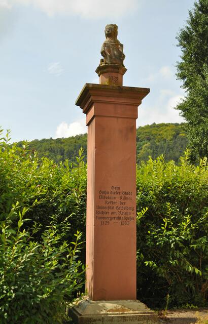 Denkmal für Nikolaus Cisnerus (auch: Nicolaus Kistner oder Nicolaus Cisner).
Er war war ein pfälzischer Gelehrter der Renaissancezeit.  Er war Humanist, reformierter Christ, Jurist und Lyriker, Rektor der Universität Heidelberg und Richter am Reichskammergericht zu Speyer. Geboren wurde er in Mosbach. | Foto: Daniela Somers