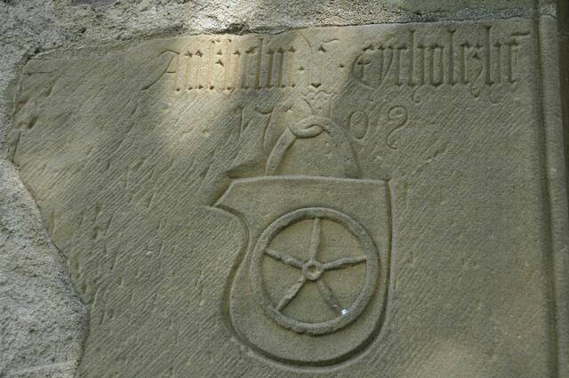 Wappen des Anshelm von Eycholzheim am Eingang zur Kapelle | Foto: Daniela Somers