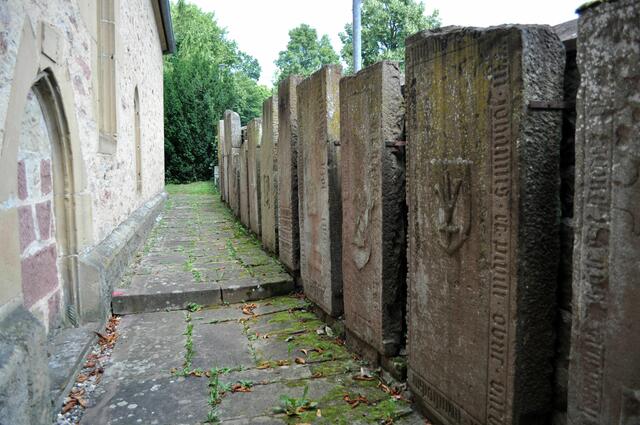 Historische Grabsteine und Epitaphe sind sowohl an der Kapellenwand wie auch an der Friedhofsmauer zu sehen. | Foto: Daniela Somers
