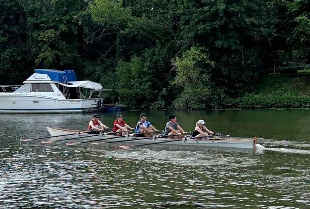Bei den Heilbronner Ruderschwaben gibt es regelmäßig Kurse für Interessierte.  | Foto: Dennis Frank