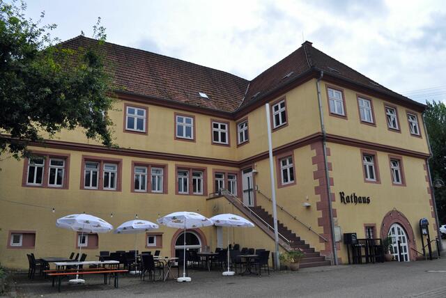 Die Alexanderburg aus der ersten Hälfte des 16. Jahrhunderts. Benannt nach Alexander I. von Helmstatt. Aber auch das Geburtshaus des Dichters Karl Mayer und des Landschaftsmalers Louis Mayer. Heute das Rathaus der Stadt. | Foto: Daniela Somers