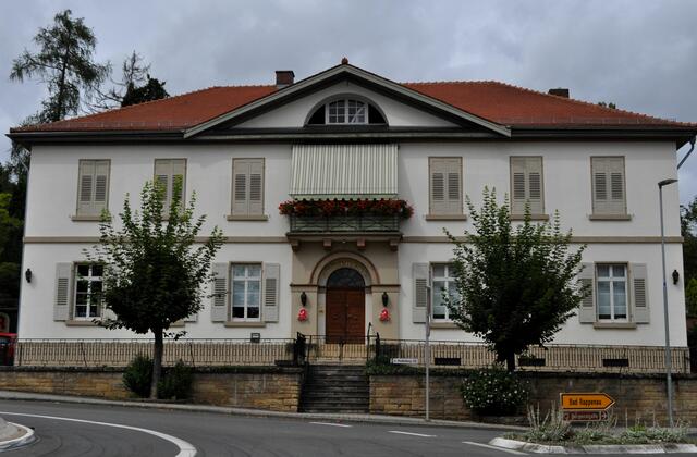 Das ehemaliges Bezirksamt des Amtsbezirks Neckarbischofsheim wurde 1824 im klassizistischen Weinbrennerstil errichtet. Seit 1881 die Stadtapotheke | Foto: Daniela Somers
