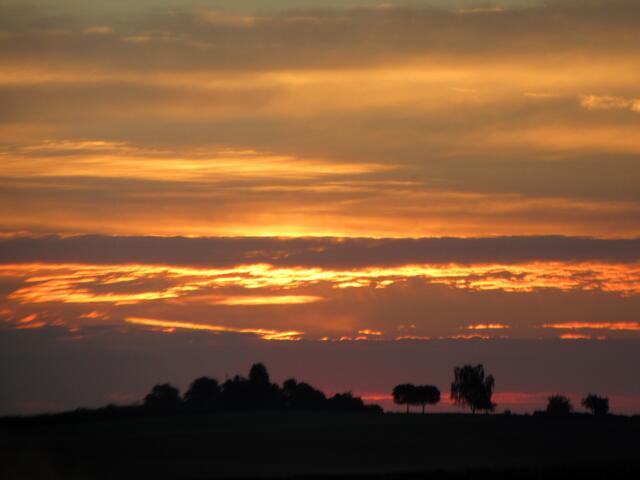 Gerade durch die restlichen Wolken der Gewitternacht war der Sonnenaufgang ganz besonders | Foto: WandernGabyErich