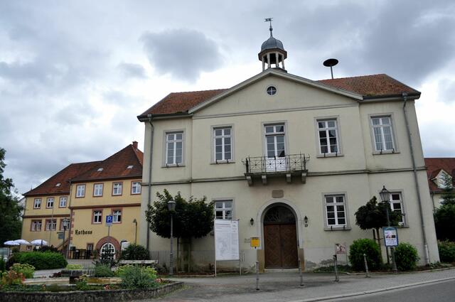 Das alte Rathaus der Stadt von 1843.  Links dahinter die Alexanderburg, das heutige Rathaus. | Foto: Daniela Somers