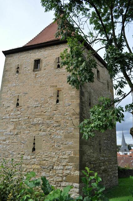 Umgeben ist der Turm von einer kleinen Grünfläche und Bänke für eine willkommene Pause. | Foto: Daniela Somers