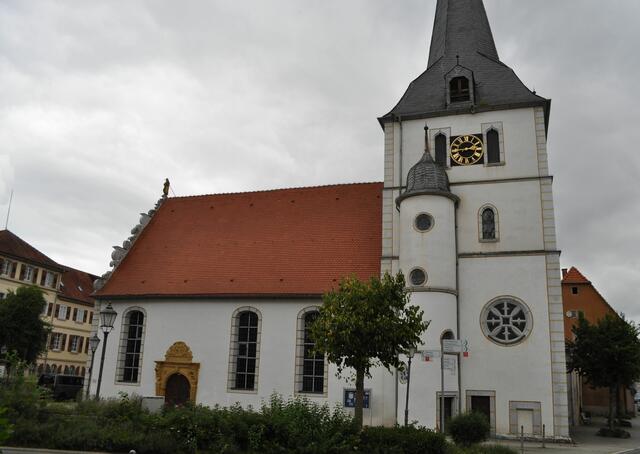 Südseite der Kirche. Über die angebauten Treppentürme an der Süd-und Nordseite erreicht man die Empore. Leider war die Kirche geschlossen. | Foto: Daniela Somers