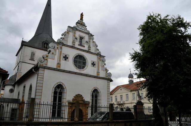Eine prächtige Kirche, die ich sehr gerne angeschaut hätte. Im Hintergrund das alte Rathaus. | Foto: Daniela Somers